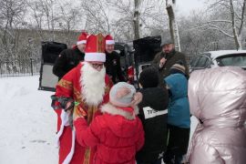 Mikołaj podczas rozdawania paczek dzieciom 