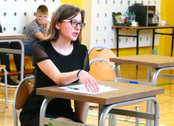 Dziewczyna siedząca przy stoliku. Uczestniczka konkursu