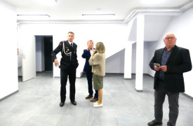 Grupa osób zwiedza podczas oglądania wyremontowanych pomieszczeń OSP Strzałków