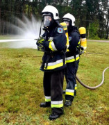Młodzi strażacy podczas ćwiczeń 