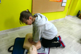 Uczennica PSP w Dziepółci podczas nauki udzielania pierwszej pomocy
