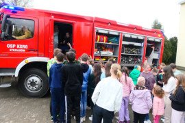 Uczniowie podczas zwiedzania strażackiego wozu bojowego