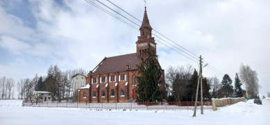 Kościół w Dziepólci w zimowej scenerii 