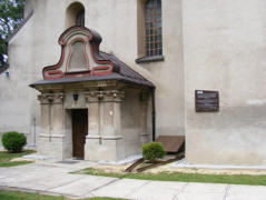 Kościół parafialny w Strzałkowie - wejście boczne 