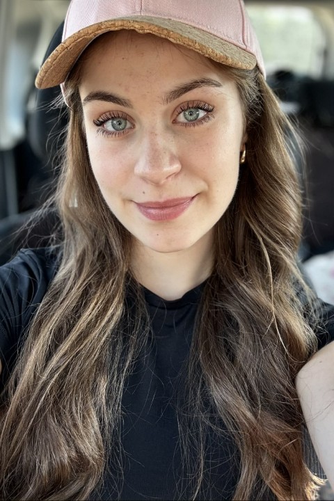 Młoda dziewczyna w długich włosach i czapce na głowie 