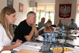 Grupa osób siedząca przy stole. Uczestnicy spotkania 