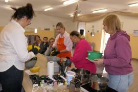 Kobiety podczas przygotowywania posiłku 