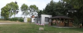 Altanka drewniana i zielony teren 