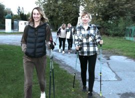 Uczestniczki marszu Nordic Walking