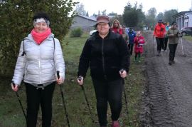 Uczestnicy marszu Nordic Walking