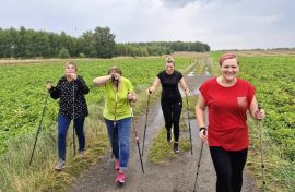 Grupa kobiet maszerująca z kijkami 