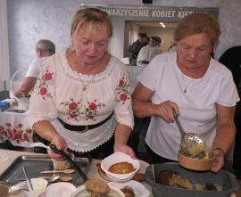 Dwie panie podczas nakładania potraw na talerze 