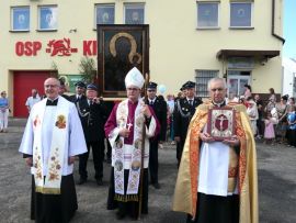 Duchowni, strażacy, obraz Matki Bożej