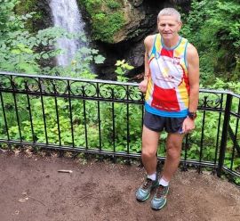 Mężczyzna w stroju sportowym 