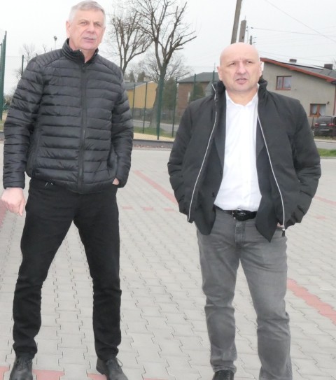 Dwaj panowie stoją obok siebie