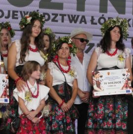 Grupa kobiet  na scenie