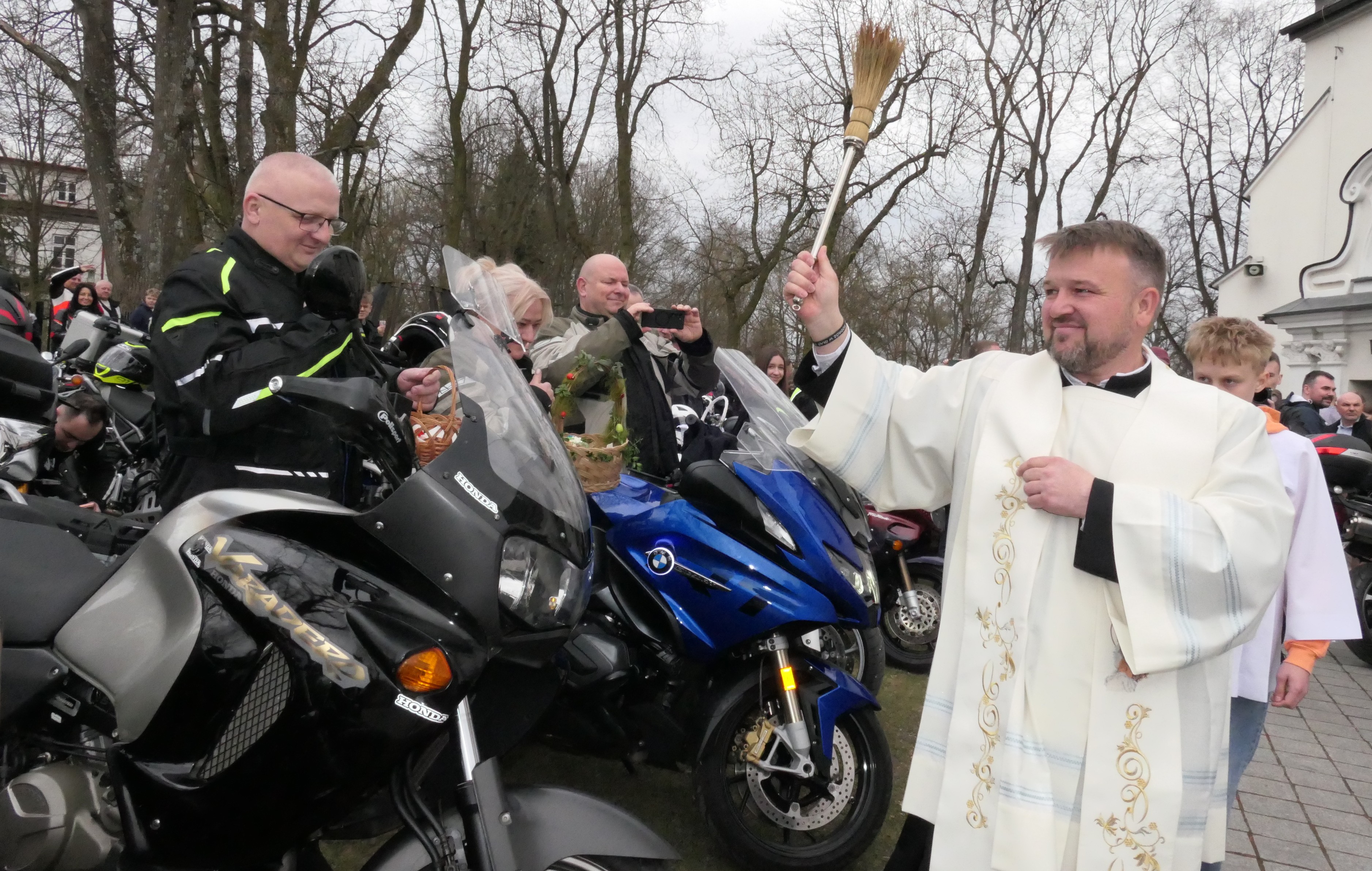 Ksiądz podczas święcenia pojazdów