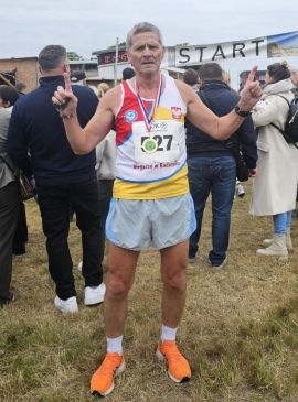 Zawodnik w stroju sportowym 