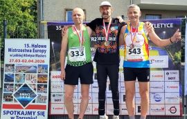 Trzej panowie z medalami na piersiach 