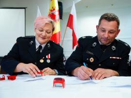 Kobieta i mężczyzna podczas podpisywania umowy 