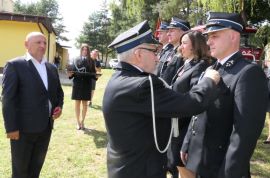 Moment odznaczania strażaków 