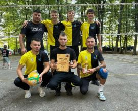 Mężczyźni w strojach sportowych  