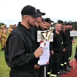 Strażak trzyma w ręku puchar