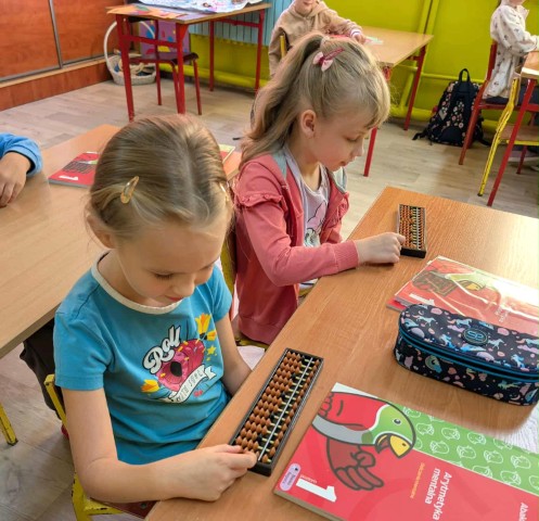 Dwie dziewczynki podczas zajęć matematyki 