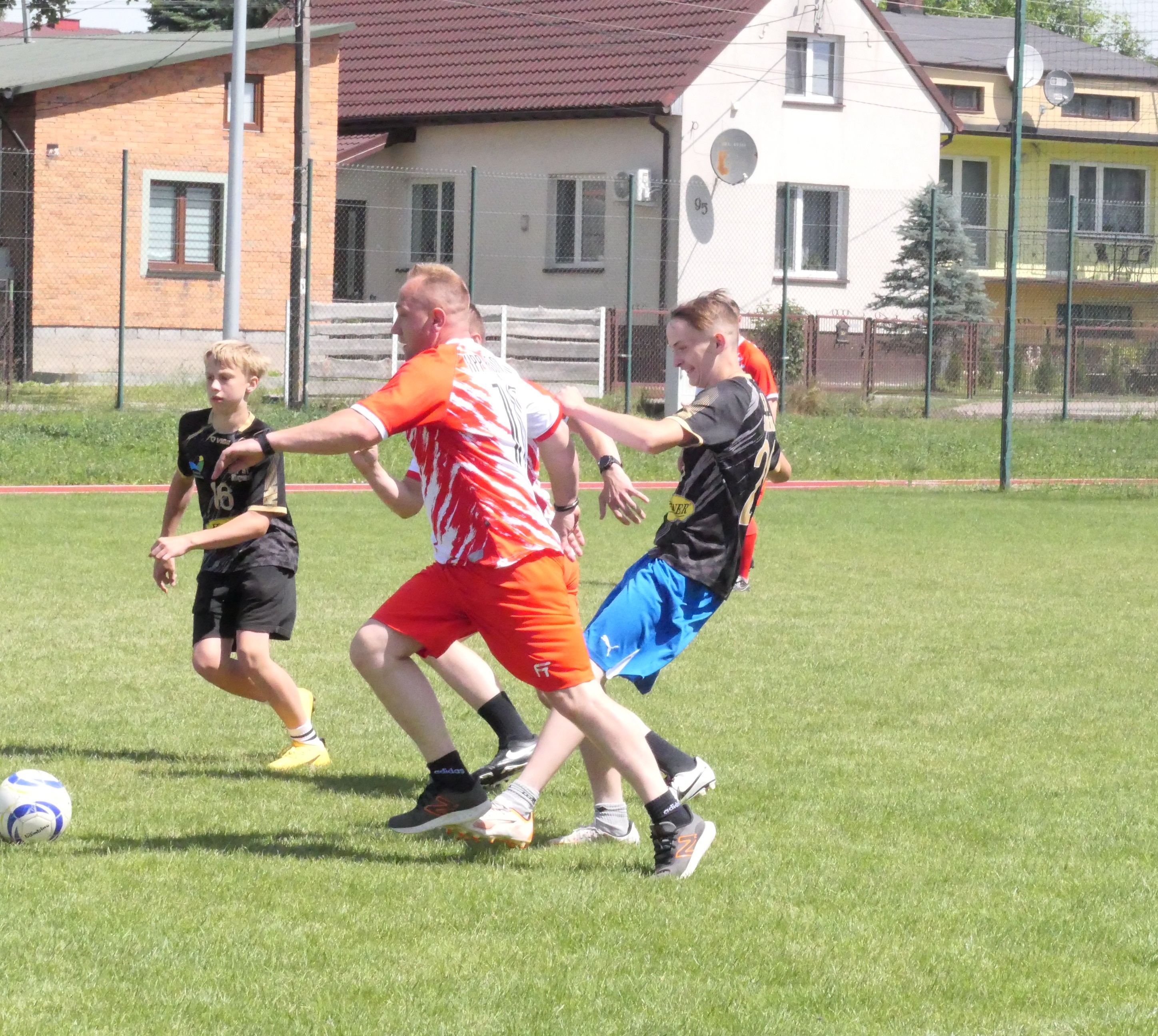 Mężczyźni grają w piłkę nożną