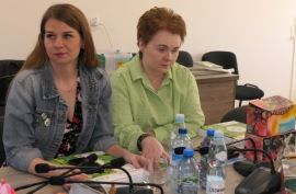 Dwie kobiety siedzą obok siebie. Uczestniczki szkolenia
