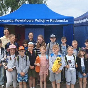 Grupa uczniów stojąca obok siebie