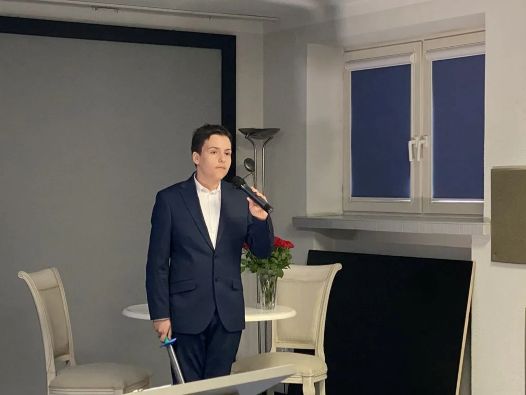 Chłopiec w garniturze podczas recytacji wiersza