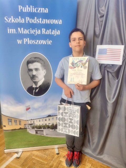 Chłopiec trzyma w ręku dyplom 