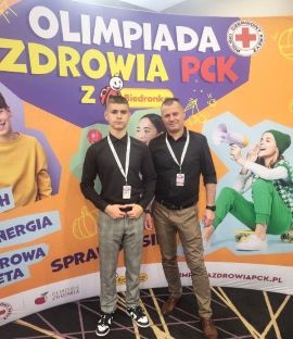 Dwaj mężczyźni stoją obok siebie