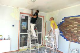 Mężczyźni malują ściany 