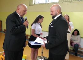 Dwóch mężczyzn. Moment przekazywania dokumentów