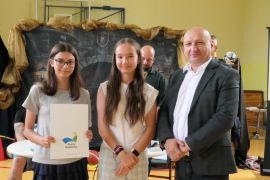 Dwie nastolatki i mężczyzna. Dziewczynki trzymają w dłoniach dyplomy