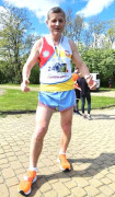 Piotr Płoskoński, biegacz w krótkich kolorowych krótkich spodenkach oraz koszulce na ramiączkach 