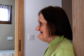 Uśmiechnięta kobieta w zielonej bluzce 