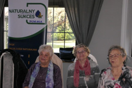 Trzy kobiety siedzą przy stole 