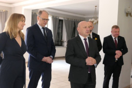 Grupa osób. Kobieta i mężczyzna. Wszyscy stoją obok siebie 