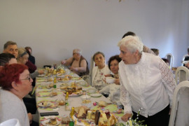 Osoby siedzą za stołem