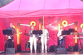 Scena i trzy osoby występujące na niej 