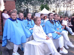 Grupa dziewczynek w biało - niebieskich strojach 