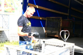 Mężczyzna wrzucający do pojemnika zużyty elektrosprzęt 