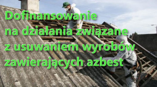 Dach budynku pokryty azbestem. Na dachu znajduje się dwóch mężczyzn w kombinezonach ochronnych. Mężczyźni usuwają azbest