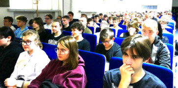 Uczestnicy projektu na sali widowiskowej 