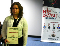 Dziewczynka trzymająca w ręku dyplom 
