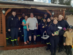 Grupa osób stoi obok siebie