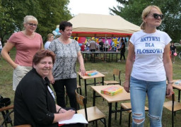 Cztery uśmiechnięte kobiety podczas plenerowego wydarzenia 